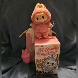 THE MONSTERS: Exciting Macaron "Lychee Berry" Confirmed Vinyl Pendant